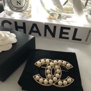 CHANEL CC Pearl Brooch